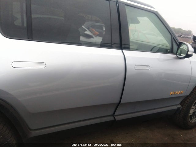 Rivian R1s Adventure 2023 7PDSGABA4PN012562 Image 13