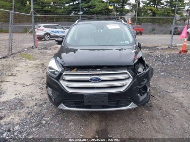 1FMCU9J9XJUC00411 Ford Escape Titanium