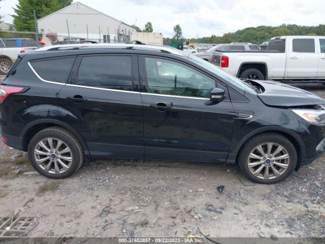 1FMCU9J9XJUC00411 Ford Escape Titanium