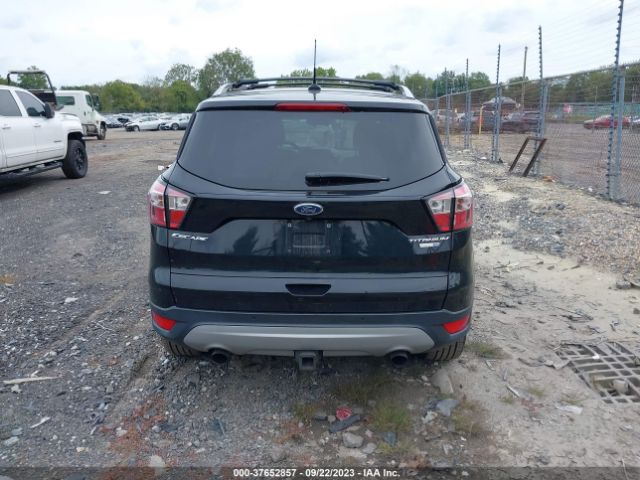 1FMCU9J9XJUC00411 Ford Escape Titanium