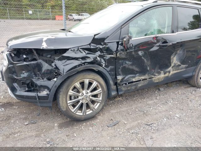 1FMCU9J9XJUC00411 Ford Escape Titanium