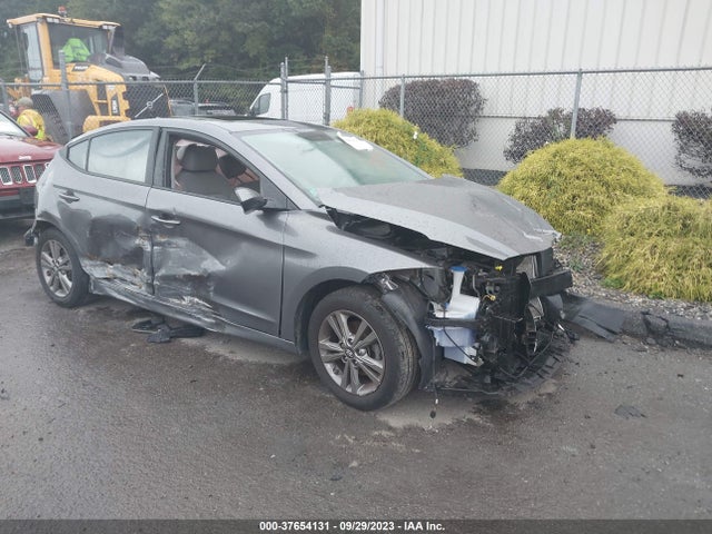 2018 5NPD84LF2JH275715 main image