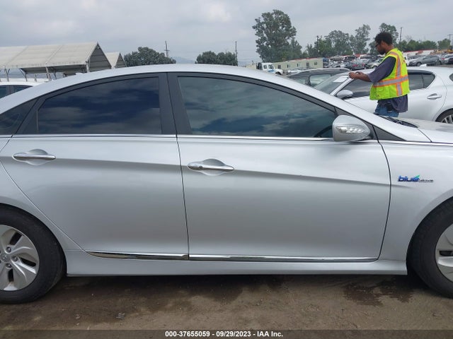 Hyundai SONATA HYBRID 2015 KMHEC4A46FA138209 Image 13