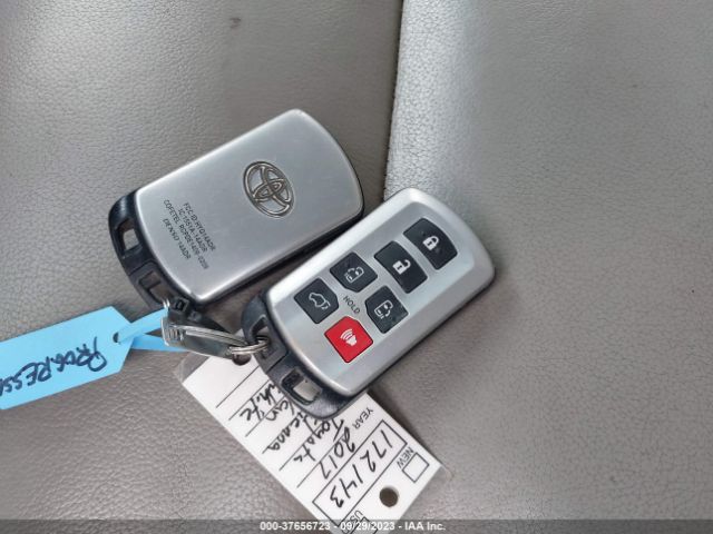 5TDDZ3DC5HS172143 Toyota SIENNA XLE