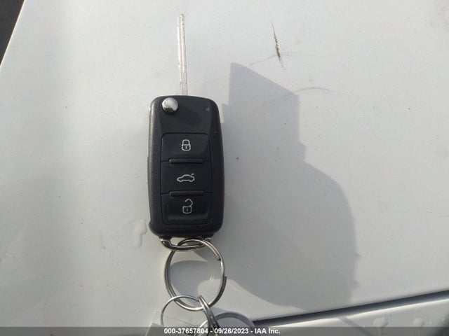 1VWAT7A31FC104143 Volkswagen Passat 1.8t Limited Edition