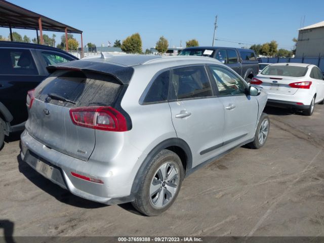 KNDCB3LCXJ5209961 KIA NIRO LX