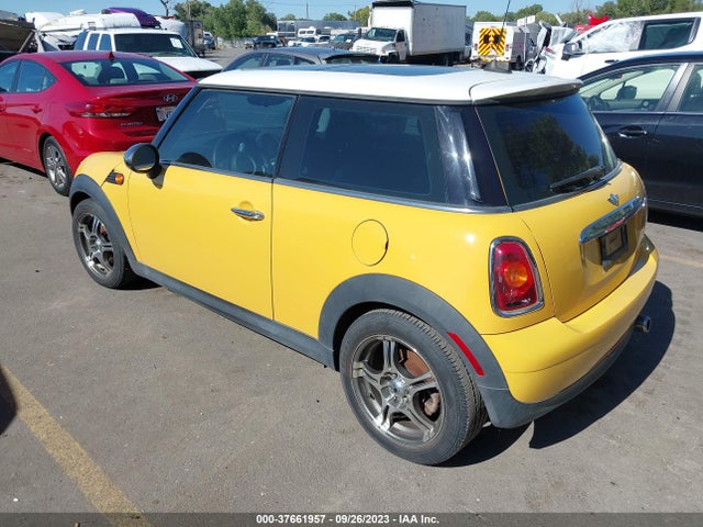 2007 MINI COOPER HARDTOP WMWMF33517TT51093 Photo 2
