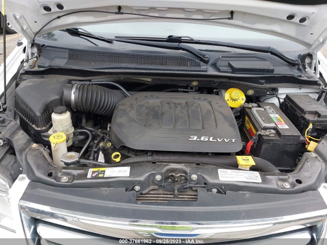 2C4RC1GGXFR708519 Chrysler Town & Country Limited Platinum