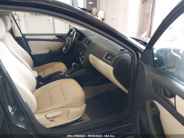 2011 VOLKSWAGEN JETTA SEDAN SE W/CONVENIENCE PZEV VIN: 3VWDZ7AJXBM027324
