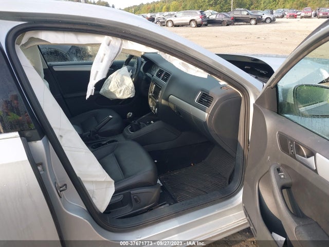 3VWB17AJ2EM375976 Volkswagen Jetta Sedan Se W/connectivity/sunroof
