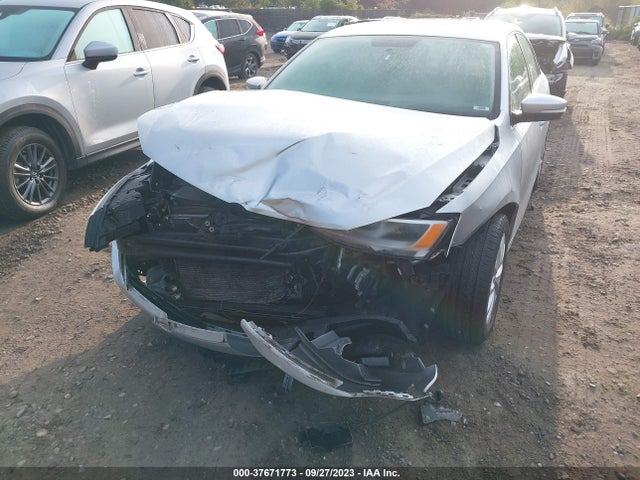 3VWB17AJ2EM375976 Volkswagen Jetta Sedan Se W/connectivity/sunroof