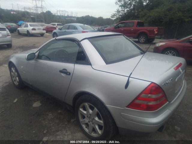 1999 MERCEDES-BENZ SLK-CLASS WDBKK47F1XF093699 Photo 2