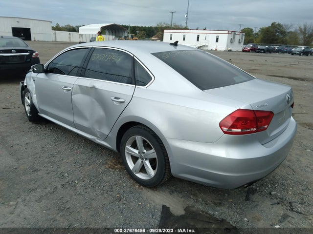 1VWAT7A3XFC111155 Volkswagen Passat 1.8t Limited Edition
