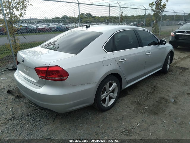 1VWAT7A3XFC111155 Volkswagen Passat 1.8t Limited Edition
