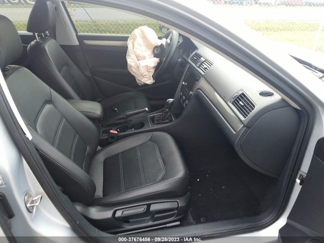 1VWAT7A3XFC111155 Volkswagen Passat 1.8t Limited Edition