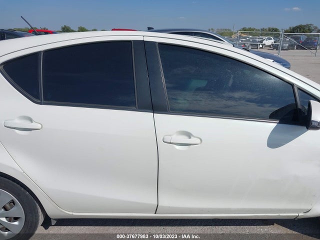 Toyota Prius C One/three/two/four 2014 JTDKDTB38E1076105 Image 13