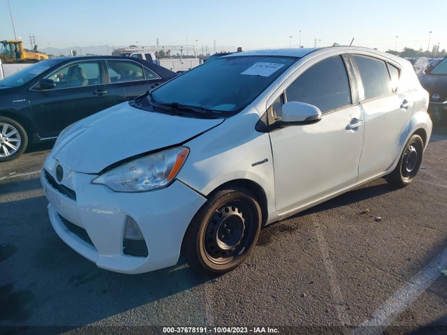 Toyota Prius C One/three/two/four 2014 JTDKDTB34E1068731 Image 2