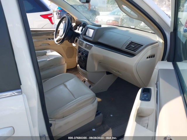 2010 VOLKSWAGEN ROUTAN 2V4RW3D1XAR295096 Photo 4