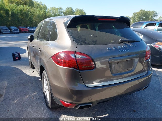 2013 PORSCHE CAYENNE WP1AA2A25DLA12645 Photo 2
