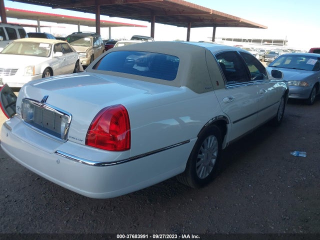 2005 LINCOLN TOWN CAR SIGNATURE VIN: 1LNHM81W55Y609453