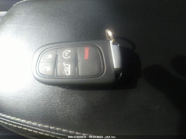 1C4PJMJN4KD280885 Jeep Cherokee Overland