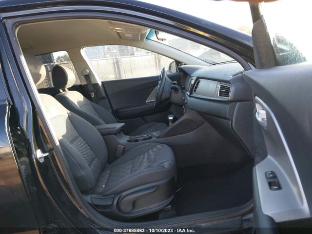 KNDCB3LC5K5256235 KIA NIRO LX