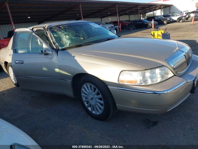 2005 LINCOLN TOWN CAR SIGNATURE LIMITED VIN: 1LNHM82W55Y637025
