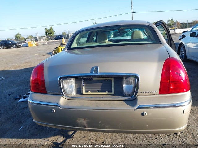 2005 LINCOLN TOWN CAR SIGNATURE LIMITED VIN: 1LNHM82W55Y637025