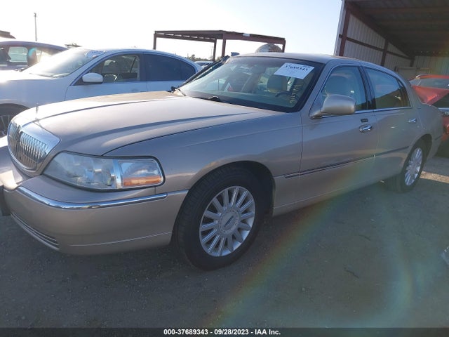 2005 LINCOLN TOWN CAR SIGNATURE LIMITED VIN: 1LNHM82W55Y637025