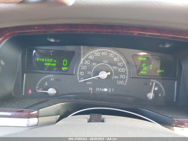 2005 LINCOLN TOWN CAR SIGNATURE LIMITED VIN: 1LNHM82W55Y637025