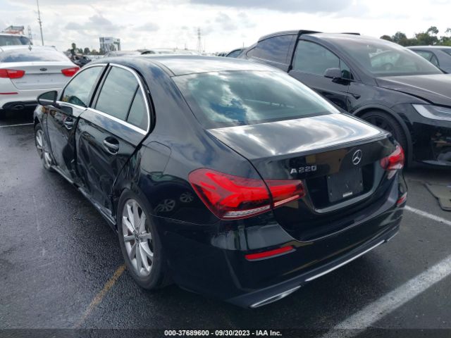 WDD3G4EB8KW015250 Mercedes-Benz A-class A 220