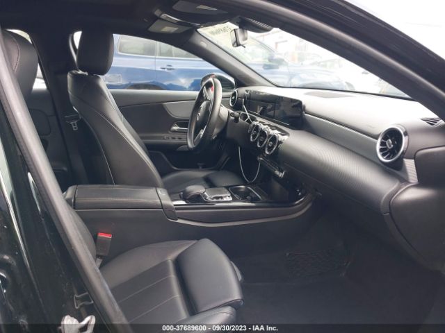 WDD3G4EB8KW015250 Mercedes-Benz A-class A 220