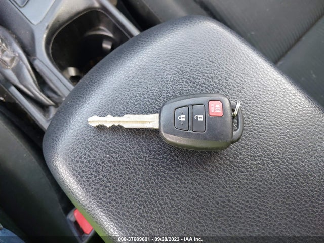 Toyota RAV4 LE 2016 JTMZFREV2GJ098600 Image 11