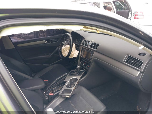 1VWBS7A3XFC013198 Volkswagen Passat 1.8t Se
