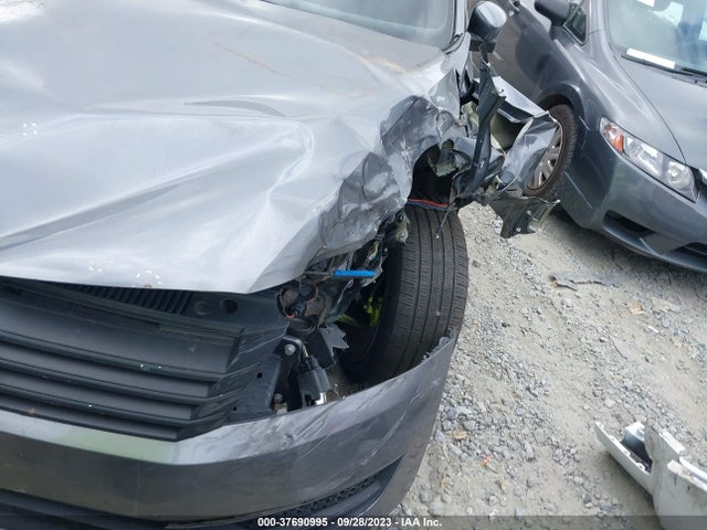 1VWBS7A3XFC013198 Volkswagen Passat 1.8t Se