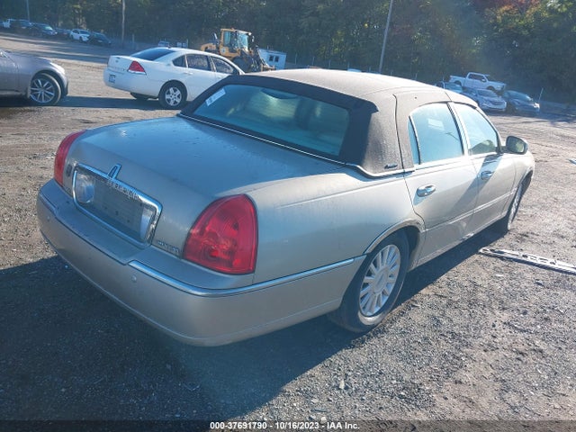 2004 LINCOLN TOWN CAR SIGNATURE VIN: 1LNHM81W34Y680357