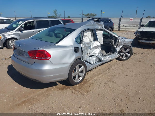2013 VOLKSWAGEN PASSAT SE W/SUNROOF & NAV VIN: 1VWBH7A3XDC003430