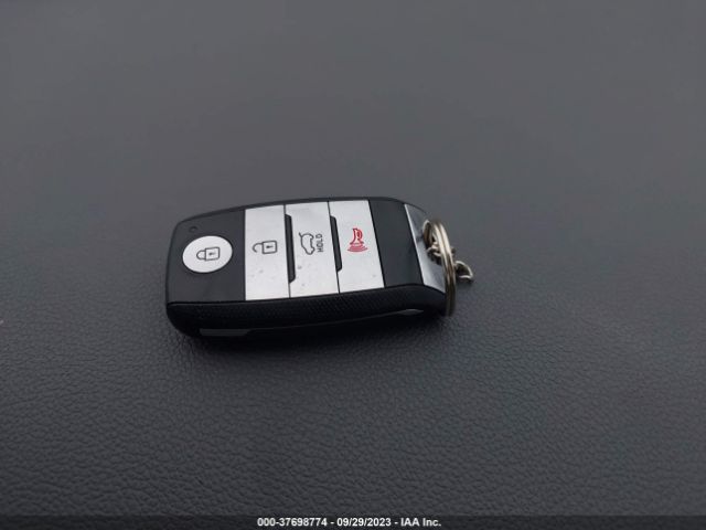 KNDCB3LC3J5125206 KIA NIRO LX