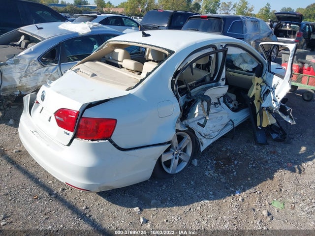 3VWLL7AJ3EM424102 Volkswagen Jetta Sedan Tdi W/premium