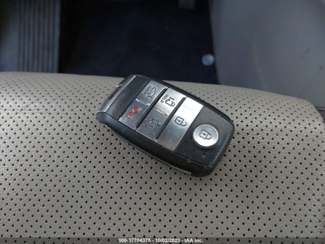 KNDMB5C18H6326683 KIA SEDONA LX