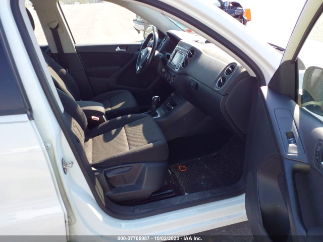 WVGBV7AXXFW561077 Volkswagen TIGUAN S