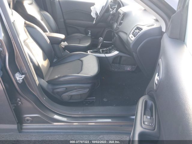3C4NJDBB2KT678375 Jeep Compass Latitude