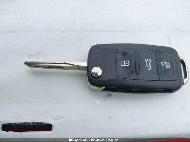 1VWBV7A39FC093231 Volkswagen Passat 2.0l Tdi Se W/sunroof