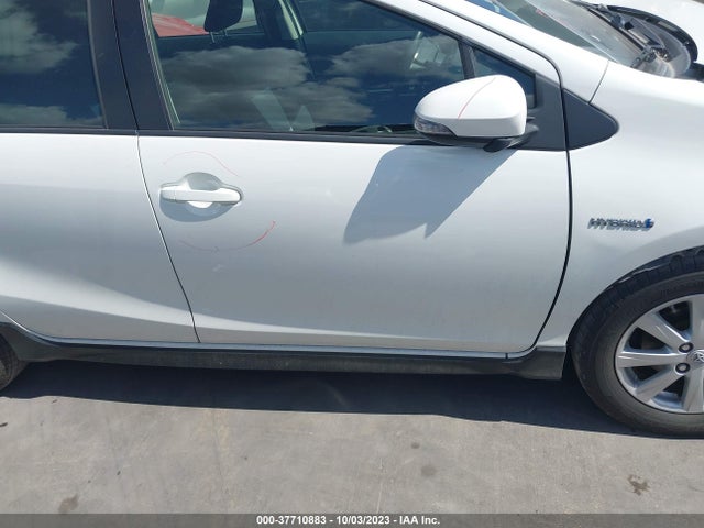 Toyota Prius C One/two/three/four 2017 JTDKDTB32H1595090 Image 14