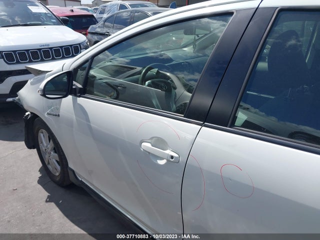 Toyota Prius C One/two/three/four 2017 JTDKDTB32H1595090 Image 15