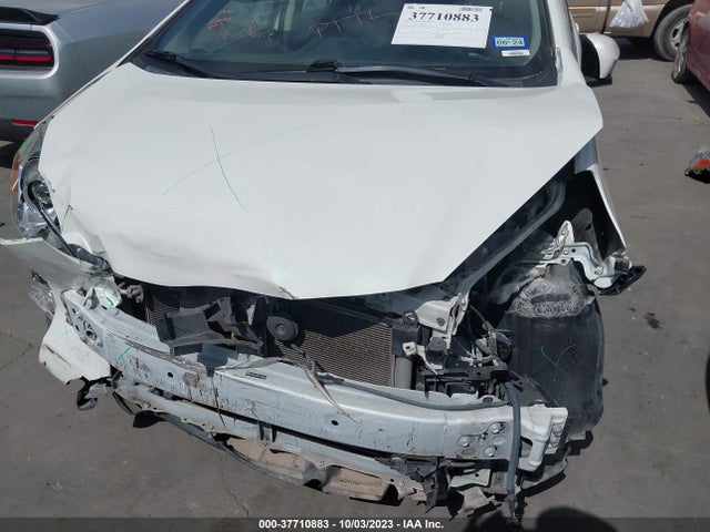 Toyota Prius C One/two/three/four 2017 JTDKDTB32H1595090 Image 6