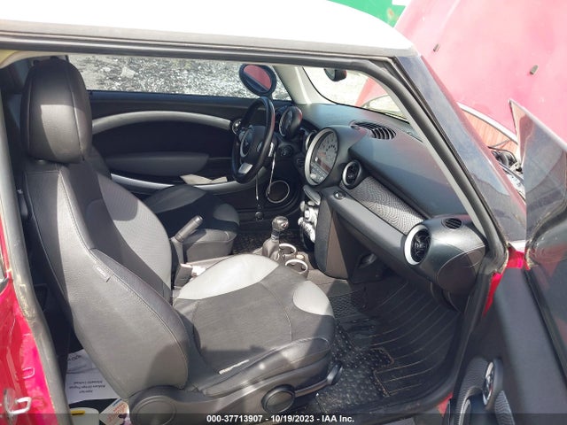 2010 MINI COOPER CLUBMAN WMWMM3C54ATP94321 Photo 4