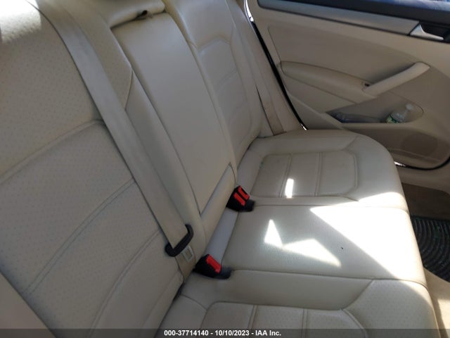 1VWBT7A35FC005765 Volkswagen Passat 1.8t Se