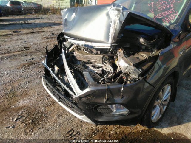 1FMCU0J95HUE33778 Ford Escape Titanium