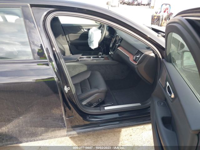 7JRL12TL0RG280682 Volvo S60 Plus Dark Theme